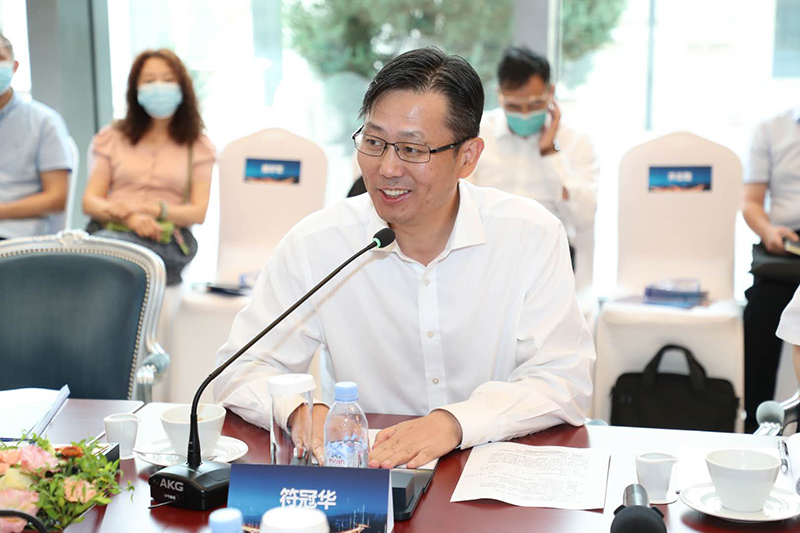 “老交通”智庫執行副主任、蘇交科集團董事長(cháng)符冠華主持沙龍.jpg